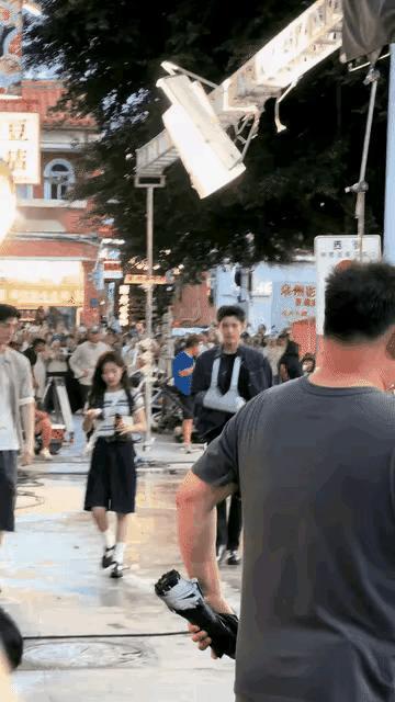 身材娇小的张子枫和身高188cm的陈飞宇二搭拍摄《河清海晏》，之前爆出篮球场路透