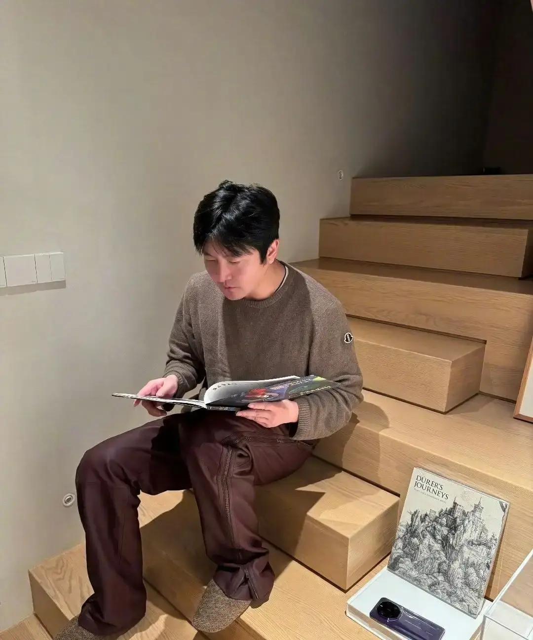 郭京飞在《老舅》收官第九天发了条街拍照，配文“崔国明，回家了”照片里他穿灰夹克站