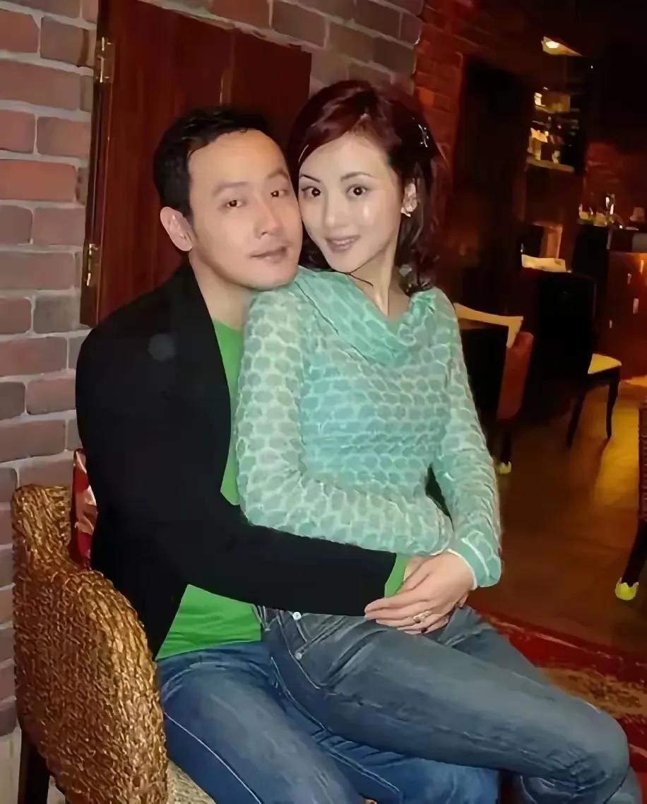娱乐圈不是夫妻也可以搂搂抱抱，不知道这对是不是真夫妻？从两人的表情和细微的动作来