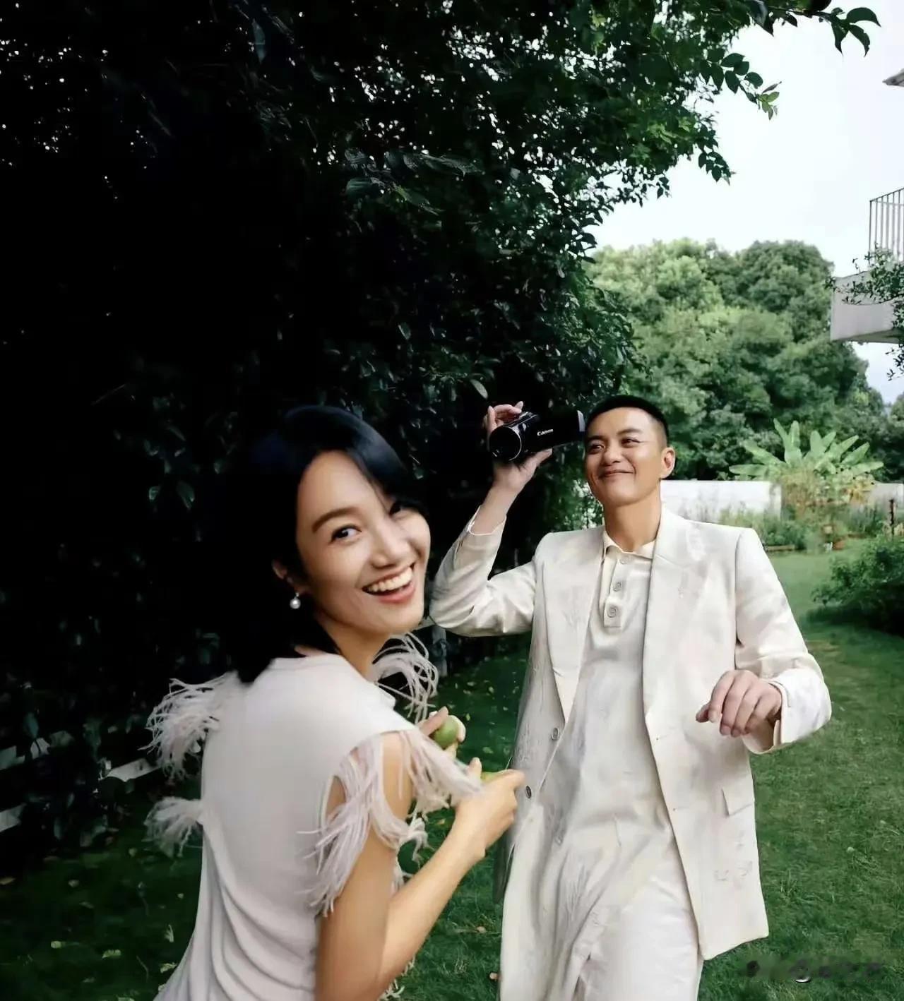 好奇怪，为什么要求明星不能谈恋爱？因为正常人正常谈恋爱很正常吧，只要不是乱搞，不