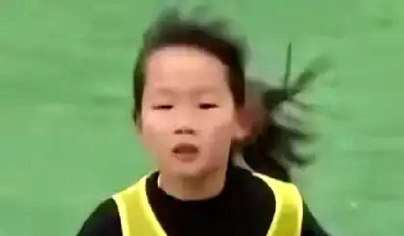 点球定胜负时，场边一片屏息。
12岁的长沙姑娘张苗倩，硬生生把埃弗顿青训拖到最后