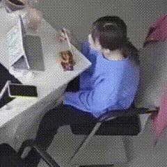 这就是为什么老人说站要有站相坐有坐相，看这女生吃个饭耷拉着腿还想躺着吃，这不就滑