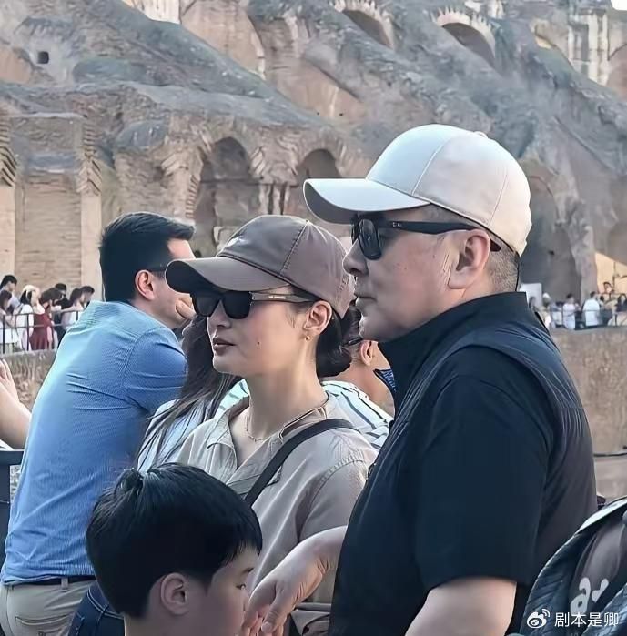 我真是想不明白了，为什么陈建斌经常那么高调晒一家人的幸福照？当年他辜负了吴越，受