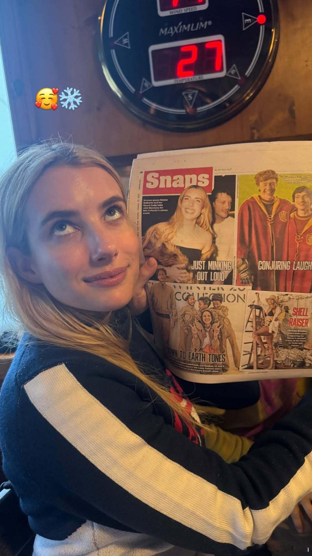 emma roberts艾玛罗伯茨发现自己上了报纸，赶紧合影一个 