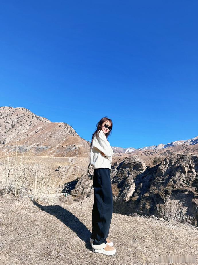 成龙与张佳宁的搭档组合让人眼前一亮，看他们在片场时而认真讨论时而开怀大笑，这样的