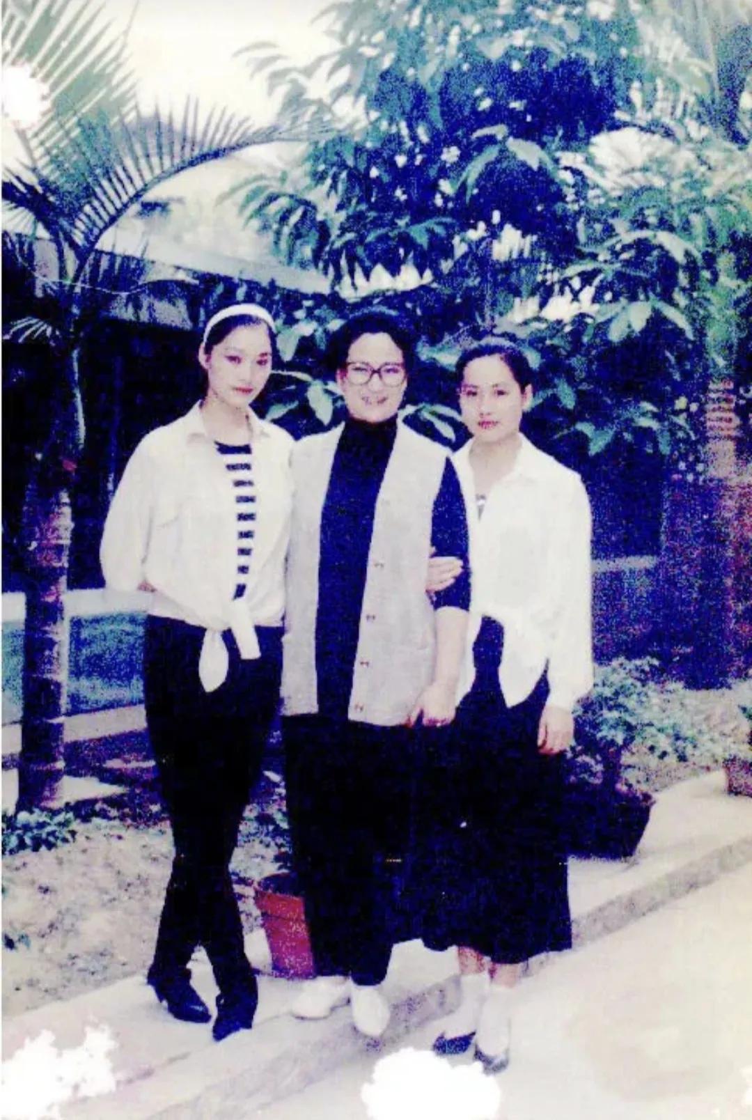 也不知哪一年了，王文娟老师去福建辅导李敏，与李敏 王君安合影