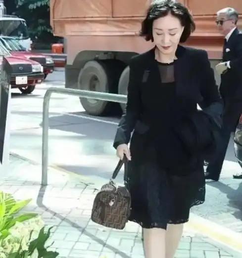 熬死丈夫、打扁小三、逼走私生子、独享70亿中国最贵原配，何莉莉凭什么赢得漂亮？