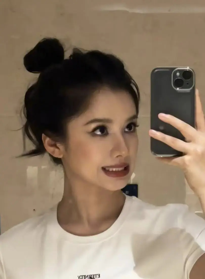 张婧仪很美，但感觉线下路透和自拍下颚线差距有点大，这是拍摄角度的问题还是精修？ 