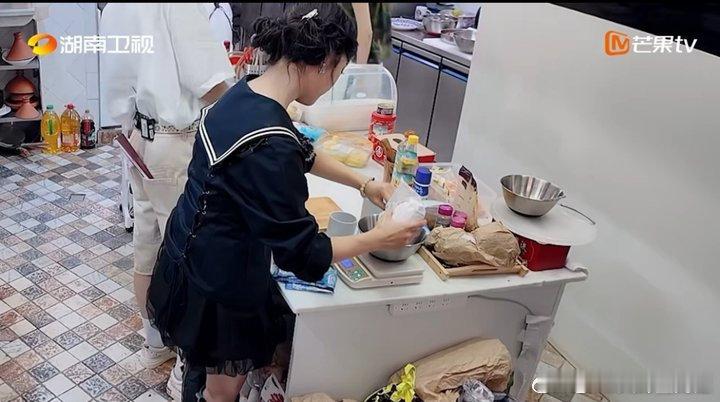 沈月[超话]沈月差点给驴打滚洗澡中餐厅名场面中餐厅 沈月这波操作笑不活了！蒸驴打