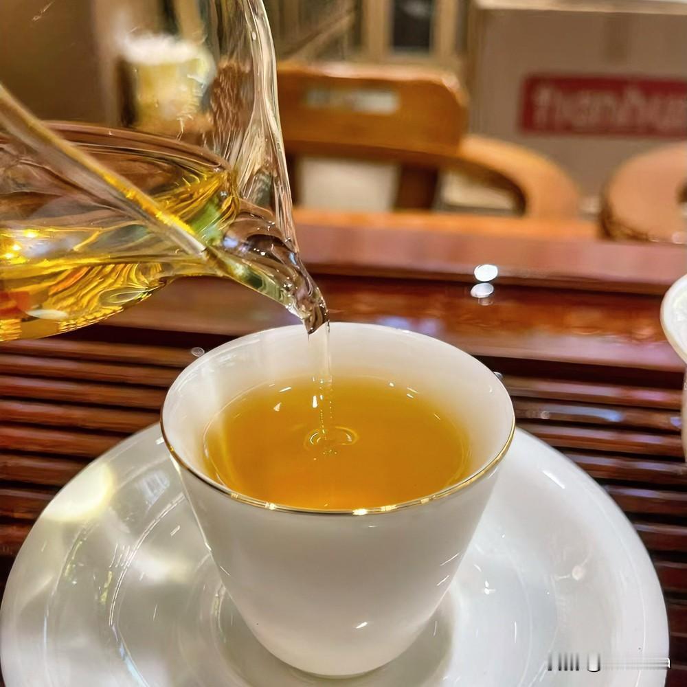 《茶砺浮沉·五古体》
沸水腾烟起，茶浮意自深。
浮沉经百淬，至味始成心。
莫惧尘