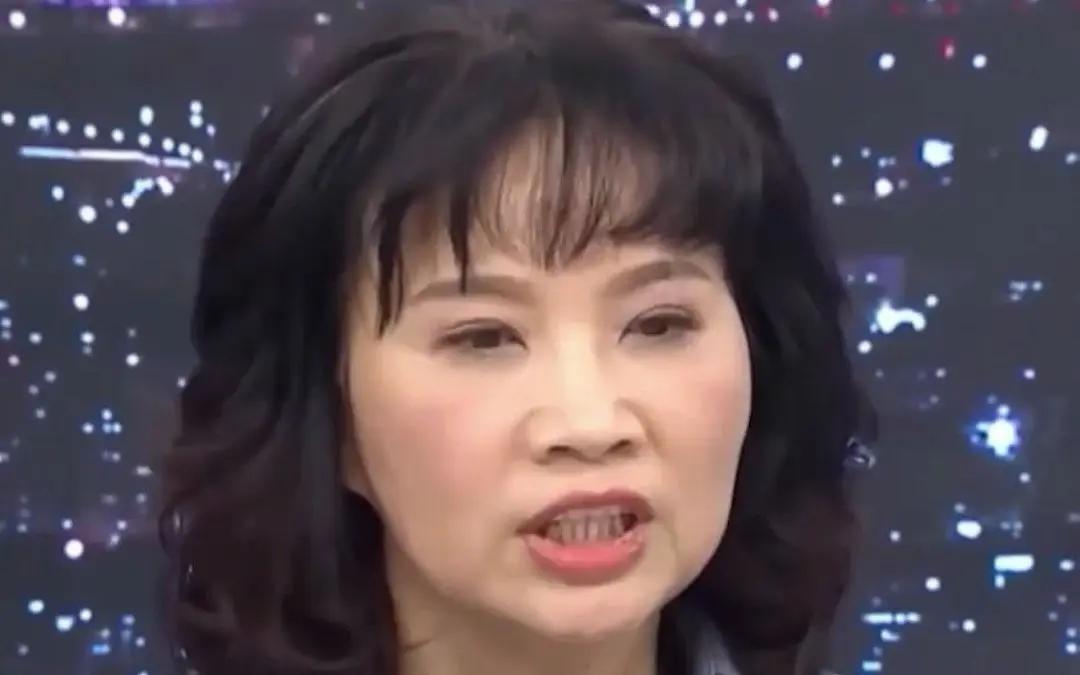 陈凤馨最近态度有所改变，尤其在两岸的立场上开始变得坚定，看问题也逐渐清晰。

值