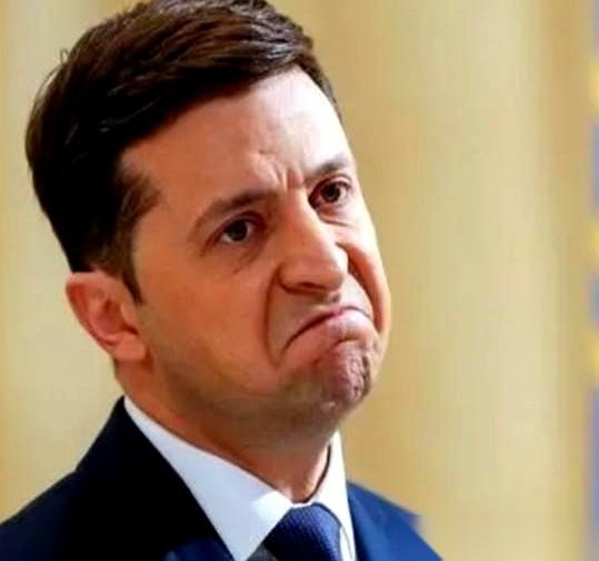 很多人都想不通，泽连斯基到底在硬撑什么。
谈判桌上，俄方条件摆得明明白白：你签个