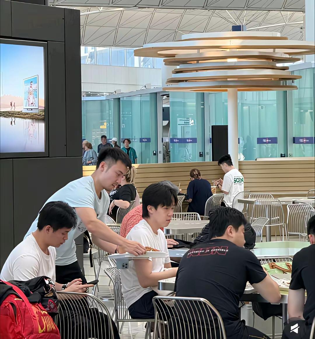 这两幅画面给人以两个十分突出的感受：
一是头哥战团人齐齐整整聚在一起吃饭，一个都