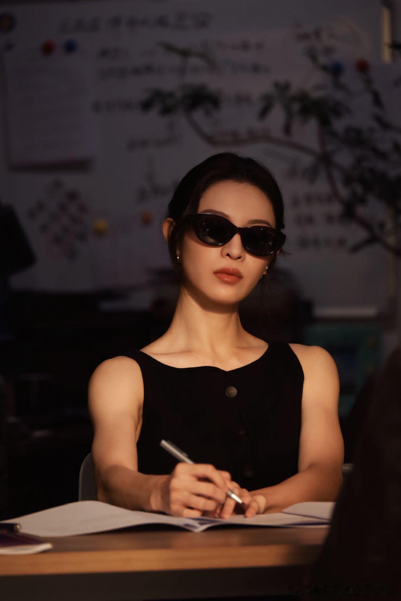 钟楚曦黑丝长腿钟楚曦黑丝短裙路透 黑丝包裹着的大长腿，配上短裙，钟楚曦这身造型直