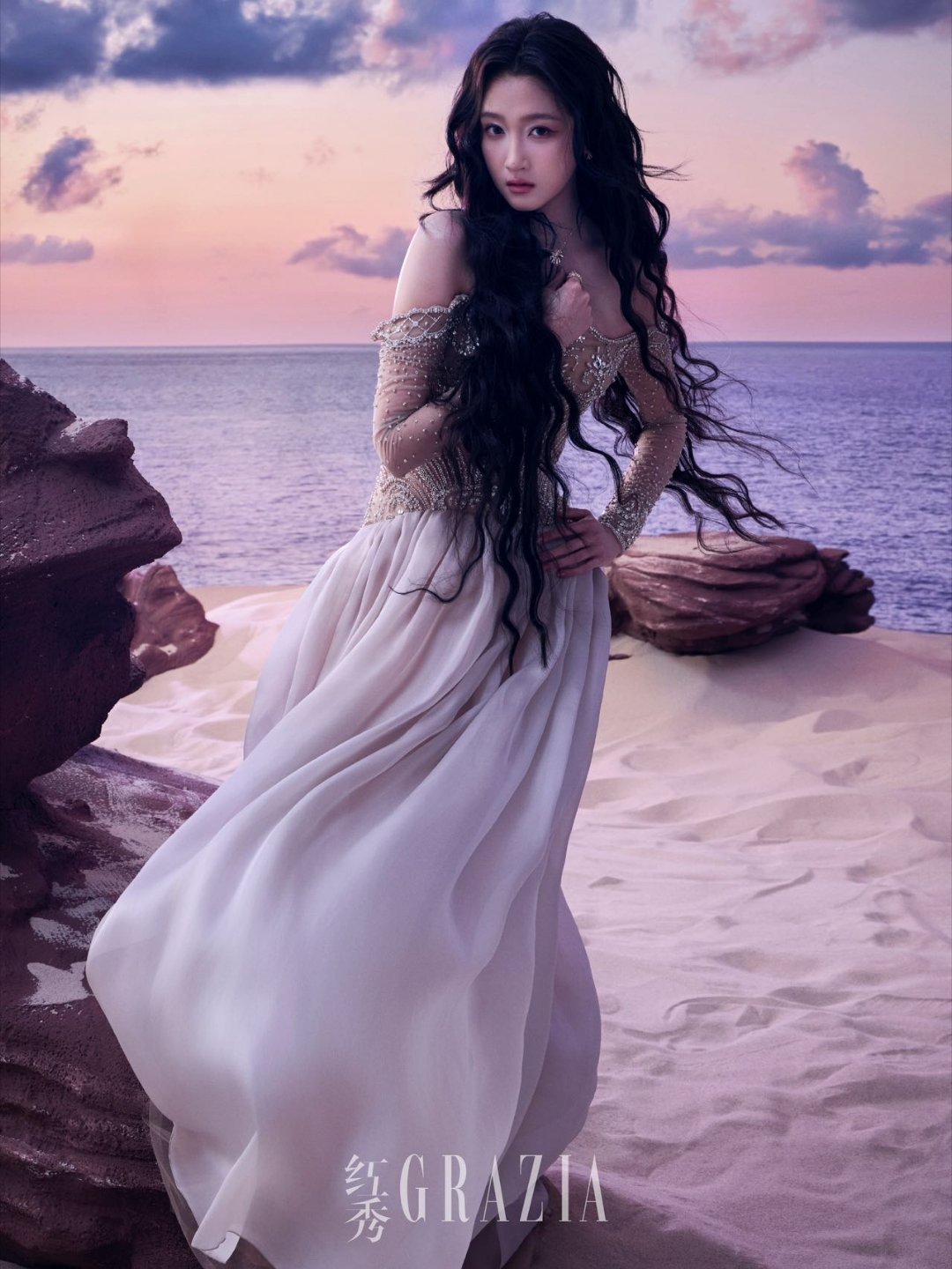 关晓彤红秀穿了5套高定关晓彤红秀暮色霞光封面 从晨光到暮色，五套高定演绎一场流动