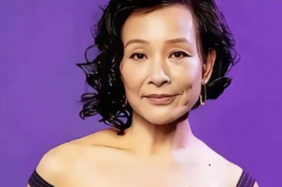 当年顶着影后光环远走高飞、大半辈子都在美国相夫教子的陈冲，在她65岁这年，竟然直