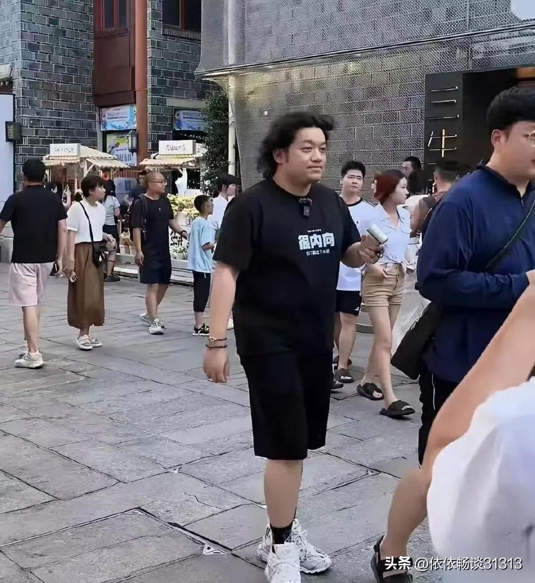 真的不敢相信！一晃这么多年，《家有儿女》的小雨居然变成这样了！

他本名叫尤浩然