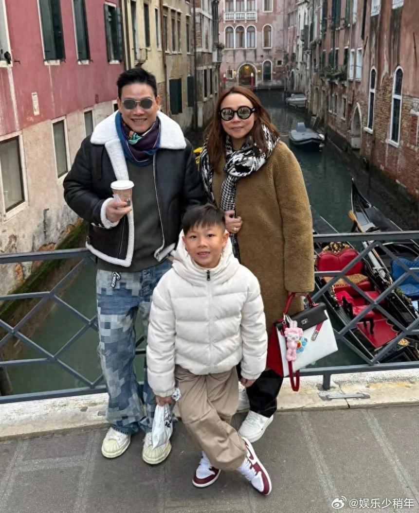 苏永康在香港，为8岁儿子过生日，老婆罕见出镜，长得好像邓丽欣 ​​​
