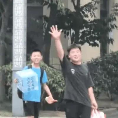 “情商太高了！”山东日照，六年级学生毕业离校时，他突然冲老师喊：“我在你心目中可