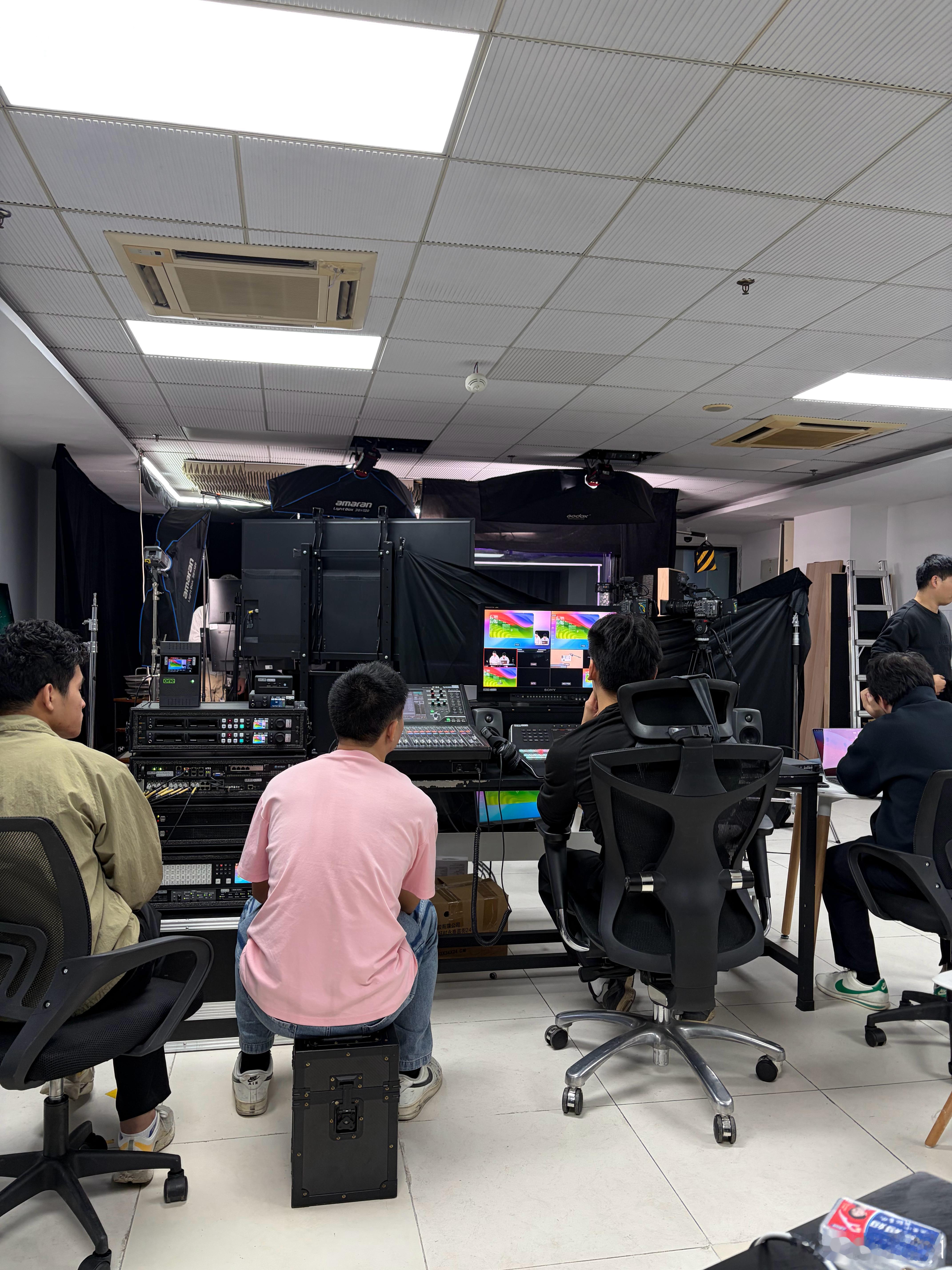 iPhone 测评直播秀彩排，晚8点兄弟们记得备好瓜子花生米。 