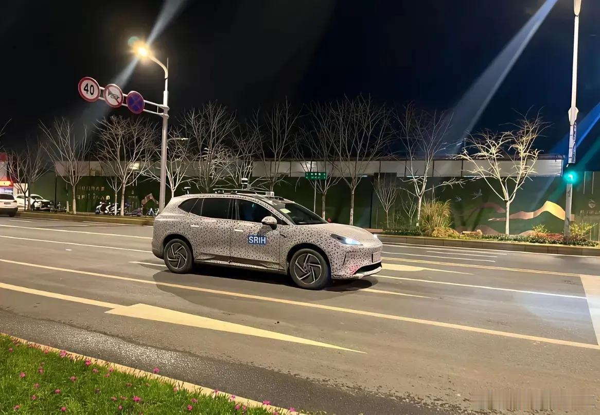 鸿蒙智行的尚界要来了，首款车是SUV，看这外观有点像蔚来。 ​​​