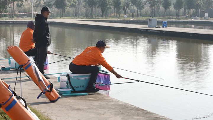 11月16日，江苏省城市钓鱼超级联赛总决赛在“国家级最美乡村”扬州市邗江区沿湖村
