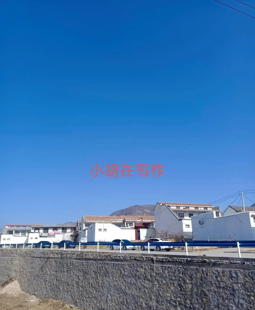 我们村里就出过这么个事，老哥在城里买了房，就把村里的老宅子给卖了。结果前年他老婆