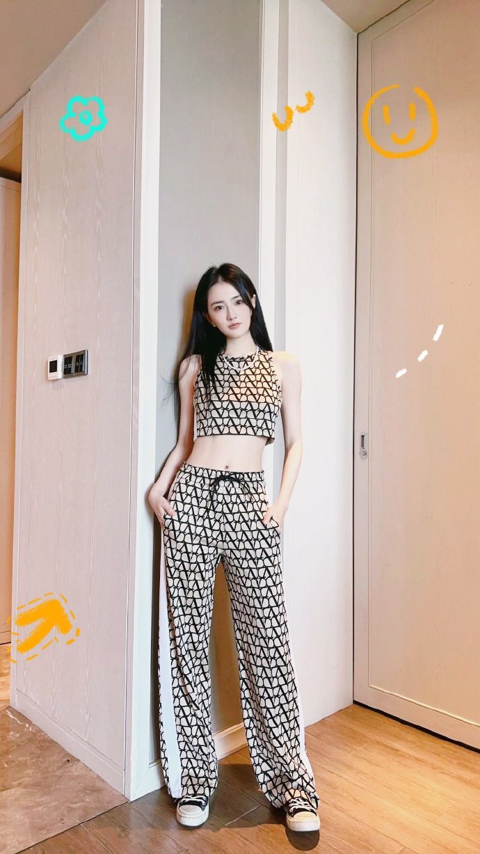 #徐璐[超话]##徐璐珠玉在侧#XL每天最好的状态，做着自己心中热爱的事情，​悄