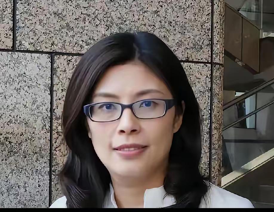 前脚大陆“装亲和”，后脚赴美“抱大腿”，郑丽文的“骑墙戏”该收场了
 
台海江湖