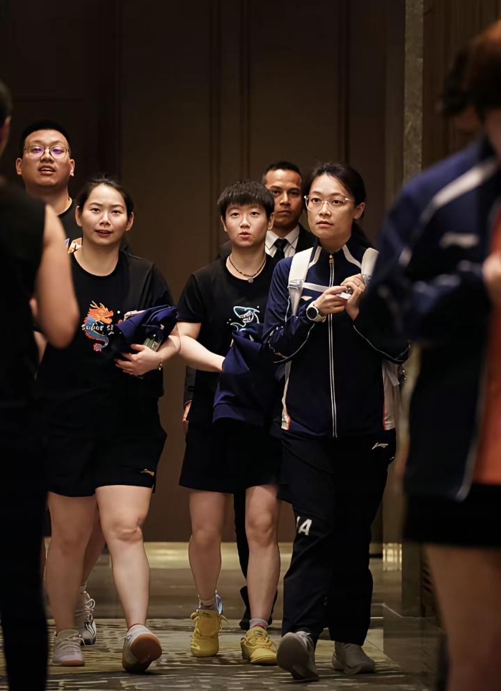 孙颖莎最近真的瘦得太明显了，整个人肉眼可见地紧致了不少。脸颊线条利落清晰，标志性