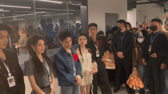 罗云熙四川话报菜名 唐俪辞：我的胃被本人“征用”了！罗云熙活动现场四川话报菜：“