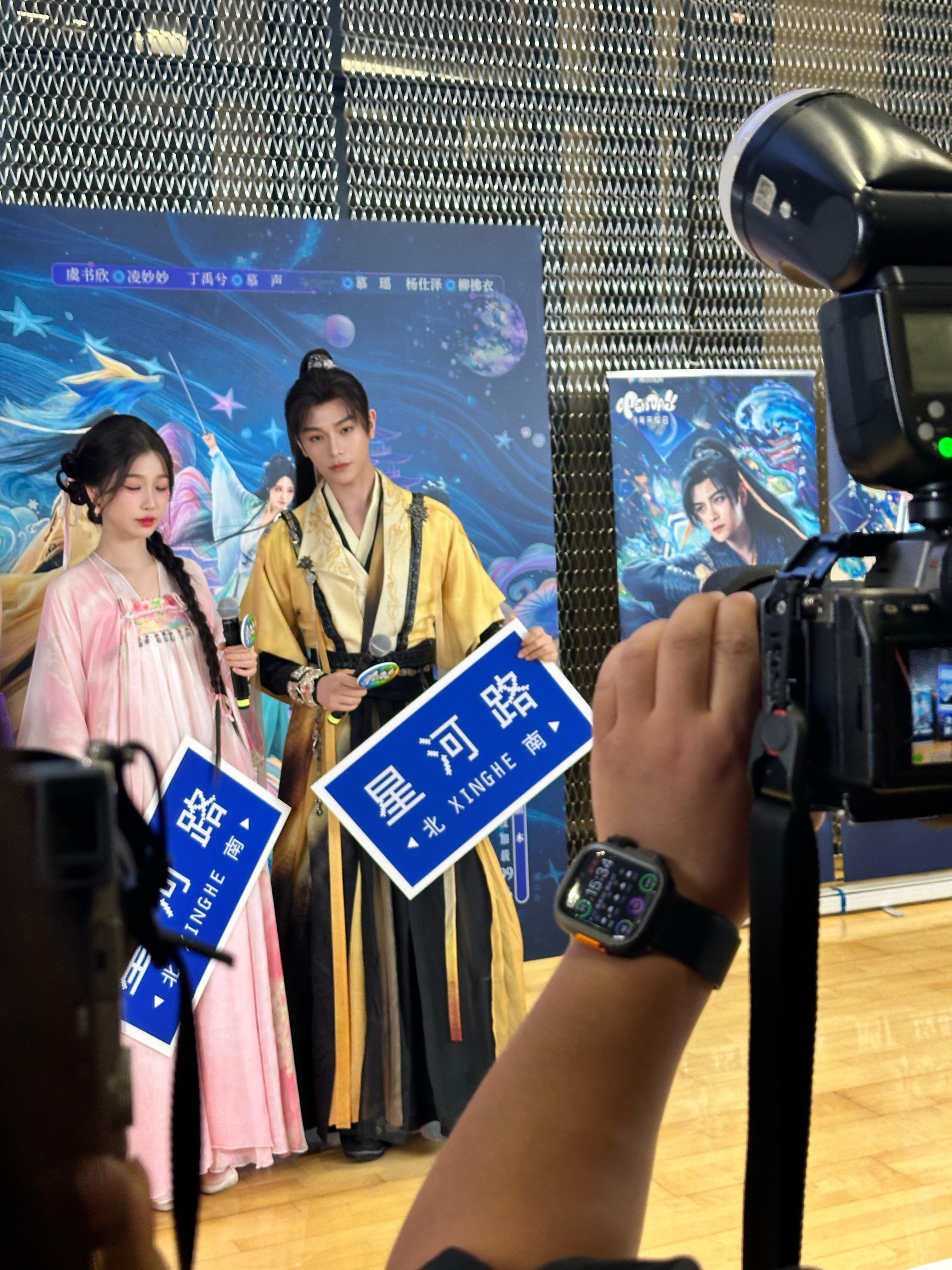 又从朋友那里摸来一些丁禹兮live图、、、这跟直接从屏幕穿来现实到底有什么区别 