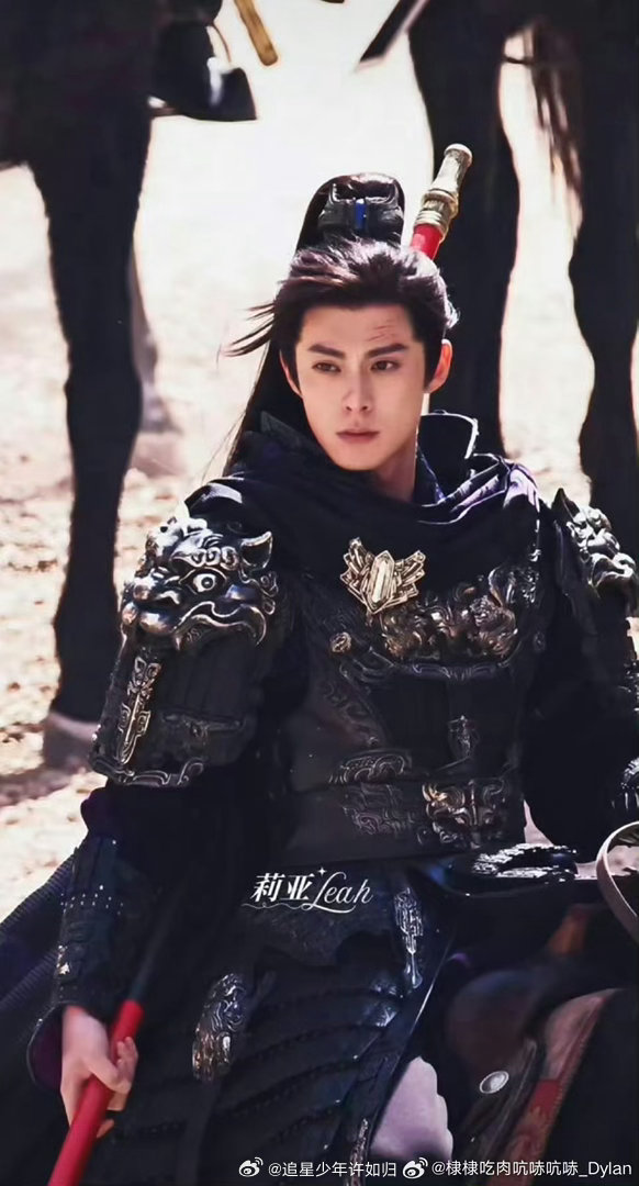 王鹤棣首次缺席阅文盛典 缺席的是盛典，不缺的是心意。王鹤棣人在《将门独后》剧组，