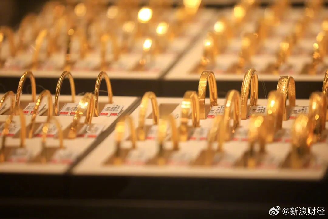 买3条金项链一夜赚超2.3万元【国内金饰价格突破1600元】据界面新闻2月28日