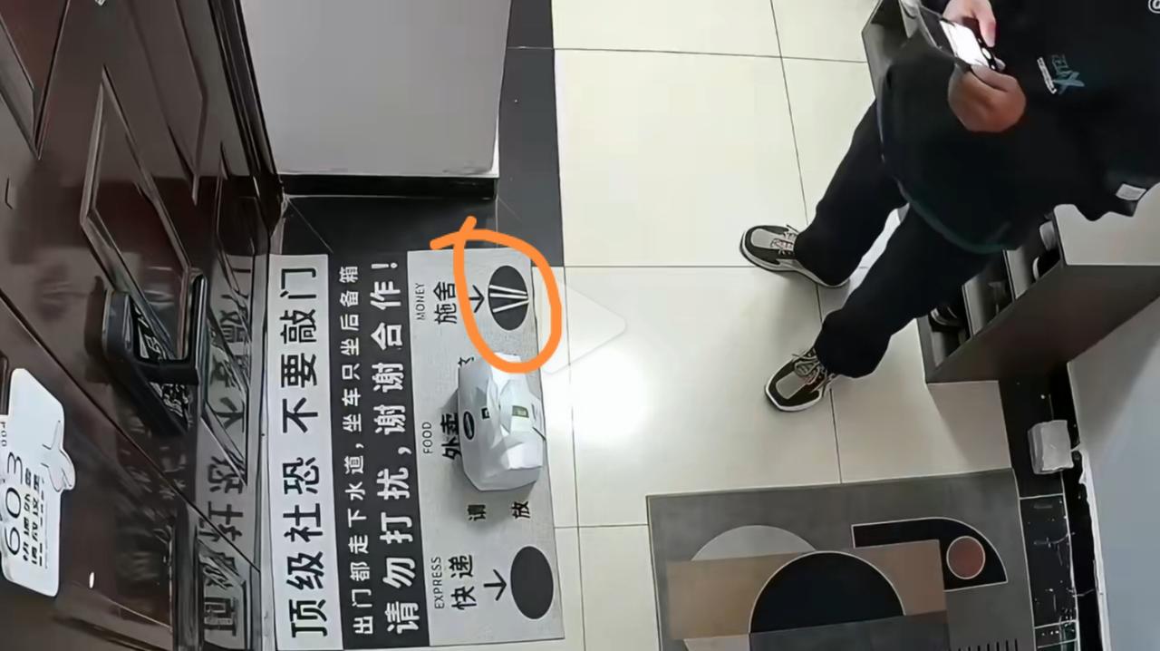 细思极恐！外卖员给女子送餐时，见门口地毯便掏出三根香烟径直摆放，毫无征兆的诡异操