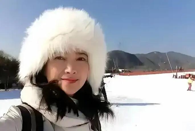 何晴老师走了。
 
和癌症抗争了很久。最后时刻，身边是丈夫廖京生，儿子，还有闺蜜