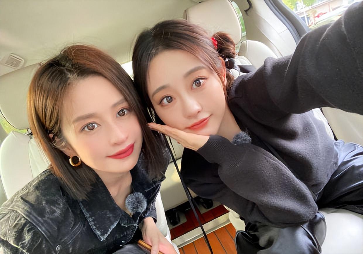 美女贴贴好养眼！颖儿晒与祝绪丹合影称在互曝体重
搜狐娱乐讯 11月13日，颖儿晒