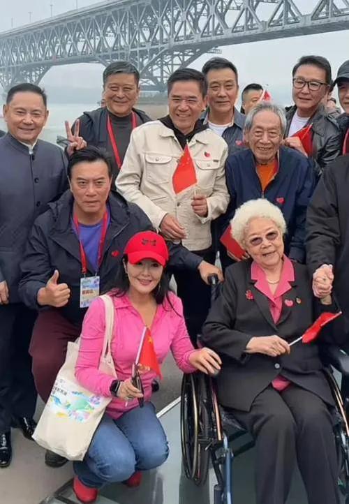 一众老戏骨合照：我认出了满头银发的田华，清瘦驼背的王奎荣，笑意粲然的陈宝国与卢奇