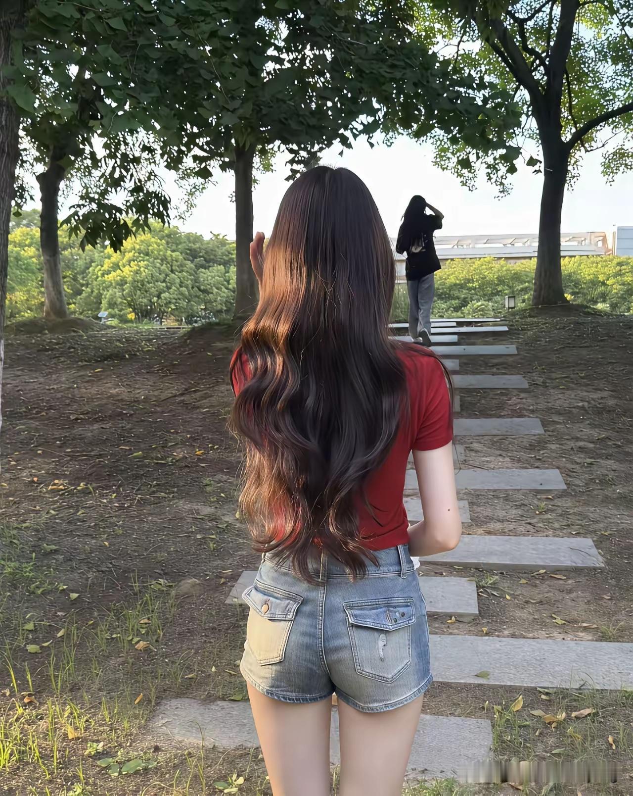 看到朋友发的照片
每次遇见他喜欢的美女
都会“不厚道”的拍下来然后发给我们
以炫
