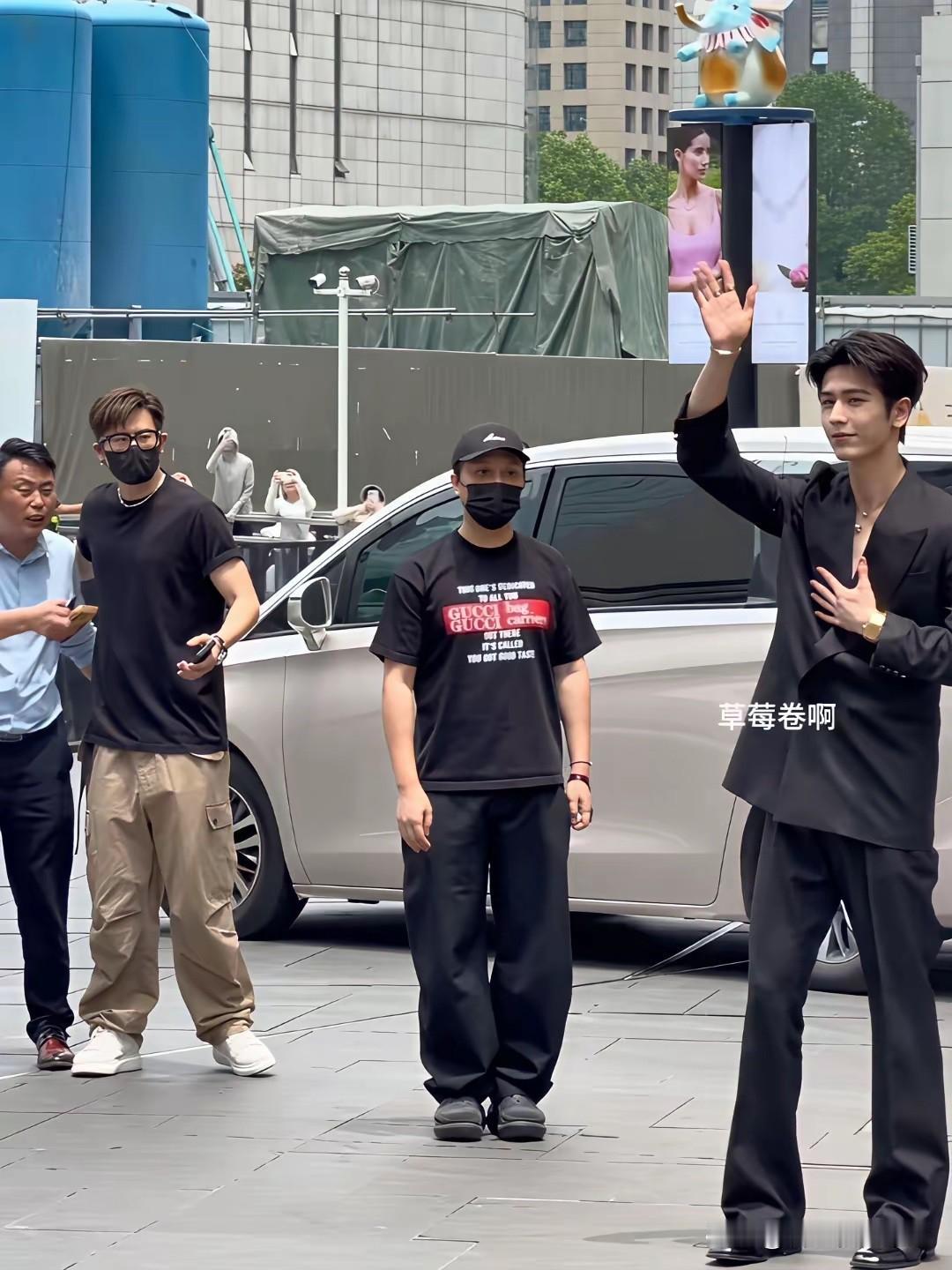 难怪那么多人想嫁给他，真人不仅长得帅气，身材比例也很好！