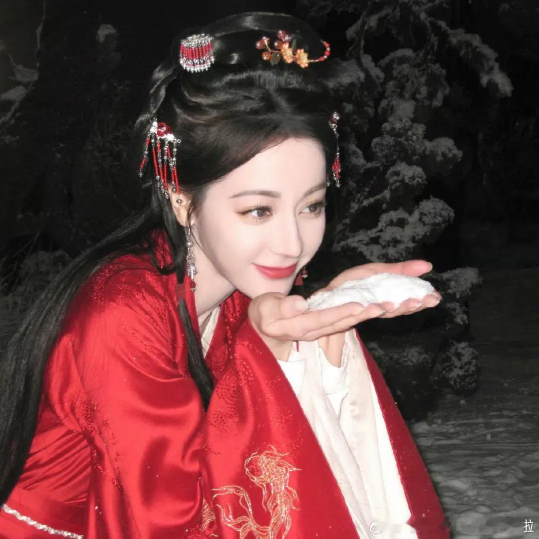 迪丽热巴年底任何红毯都不参加，跨年也不去了，新剧剧组有宣传任务，但她直接说完不成