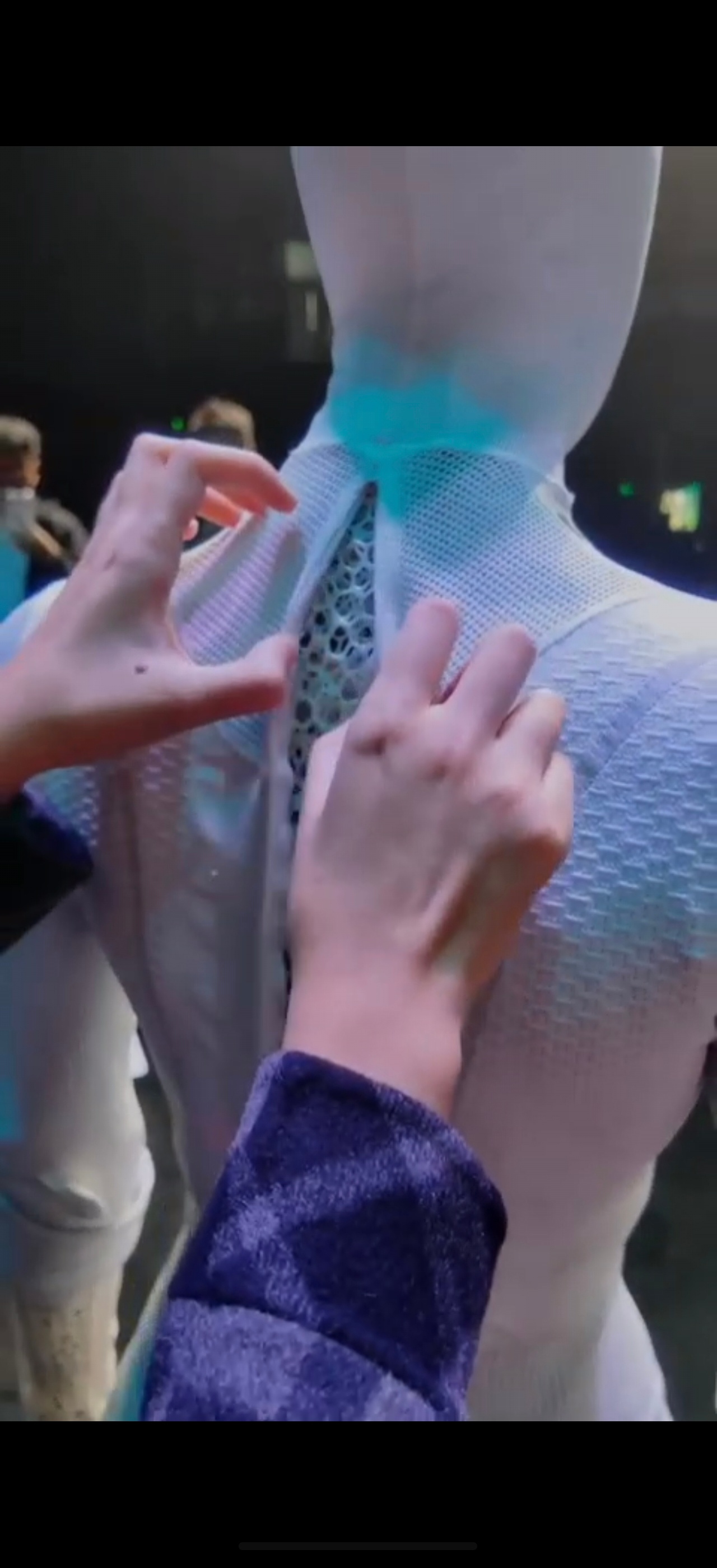 小鹏机器人有意思，小鹏昨天发布的这个女性机器人，竟然做到了以假乱真的地步。好多人