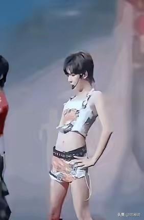 现在就是一场拔河比赛，这边想把男孩变成娘炮，使劲儿的拽！那边不想让孩子失去阳刚之