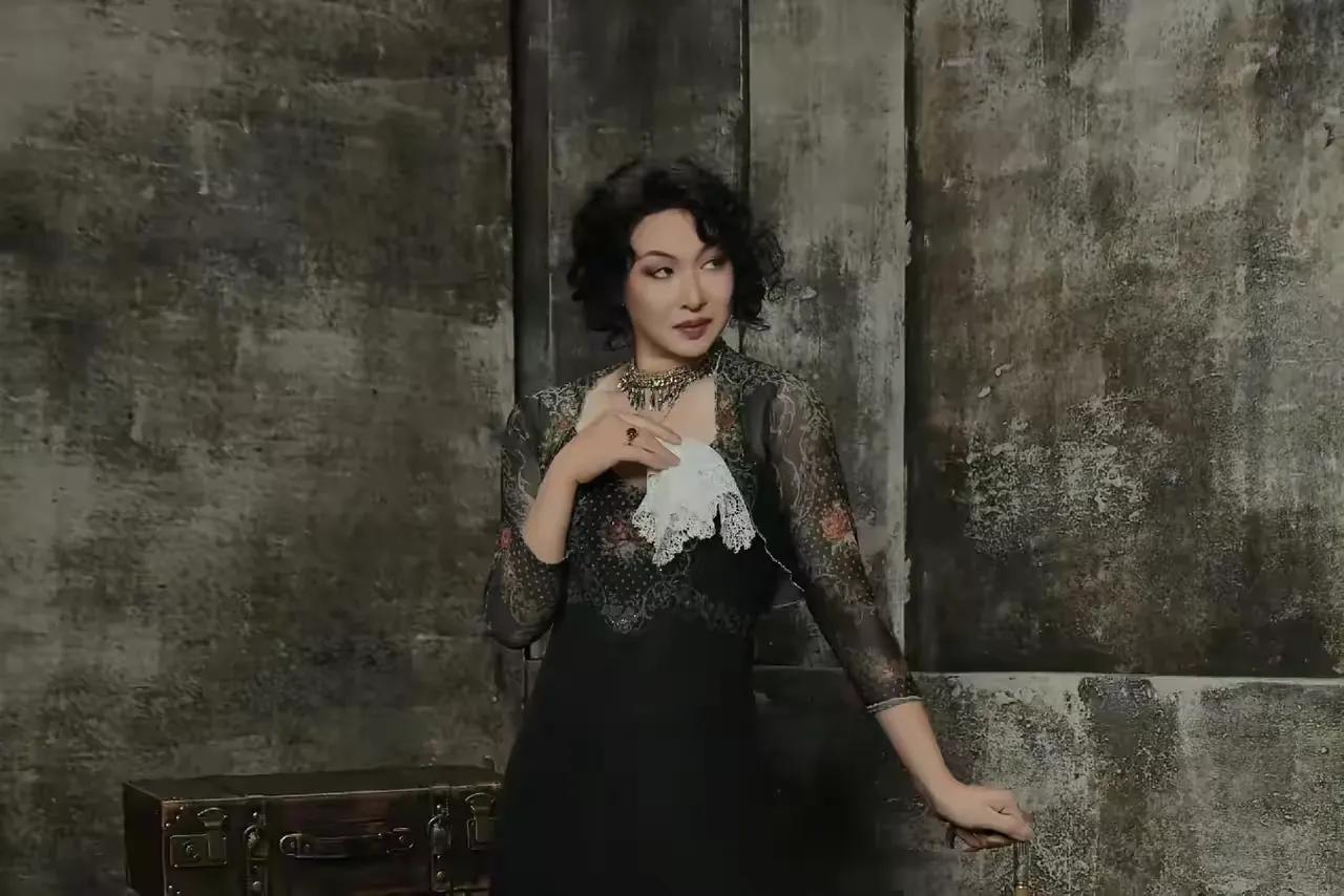 金星在上海演出遭拒后，迅速宣布将前往法国巴黎继续她的演出计划。这一举动也反映了她