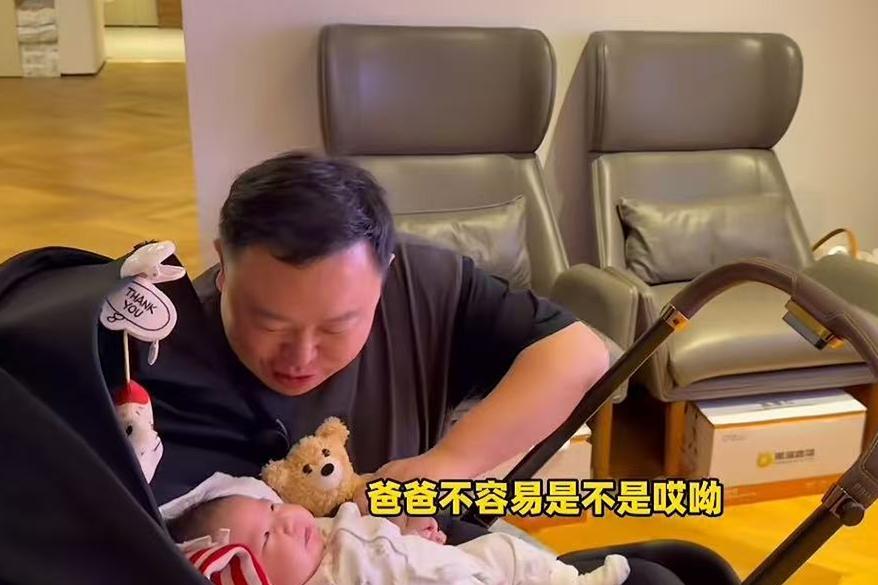 阎鹤祥在家带娃，陪闺女看脱口秀演出！结婚后，阎鹤祥不孤单了。有了女儿后，阎鹤祥更