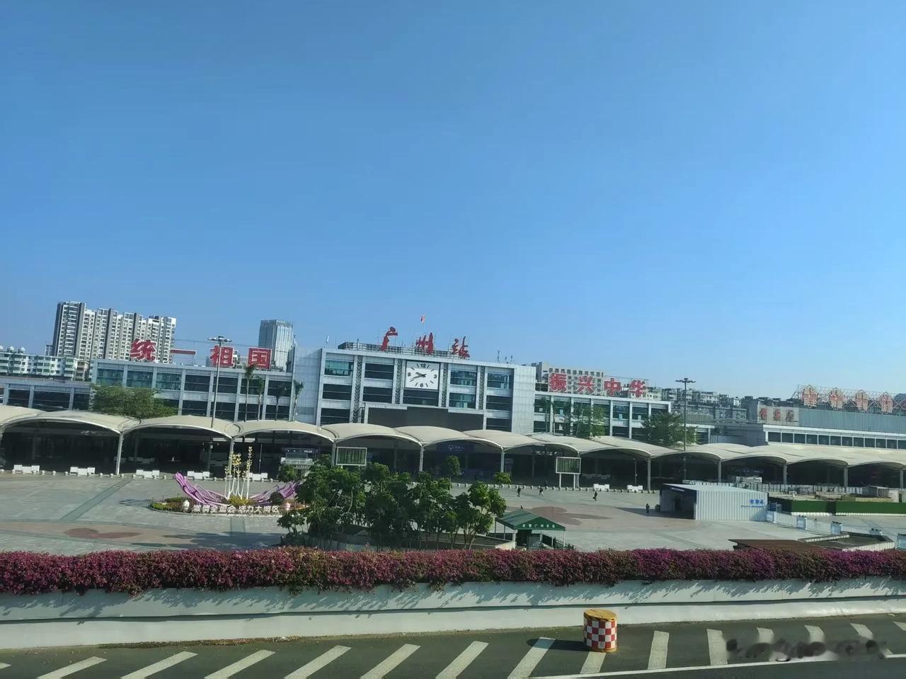 广州火车站，留下多少打工人的记忆。这里曾经车水马龙，人山人海。这是今天9点的实况