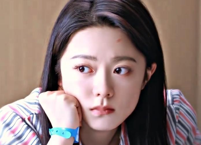 赵今麦新剧心软的神来了 赵今麦在新剧里演“心软的神”，这明媚模样太戳我心！她就像