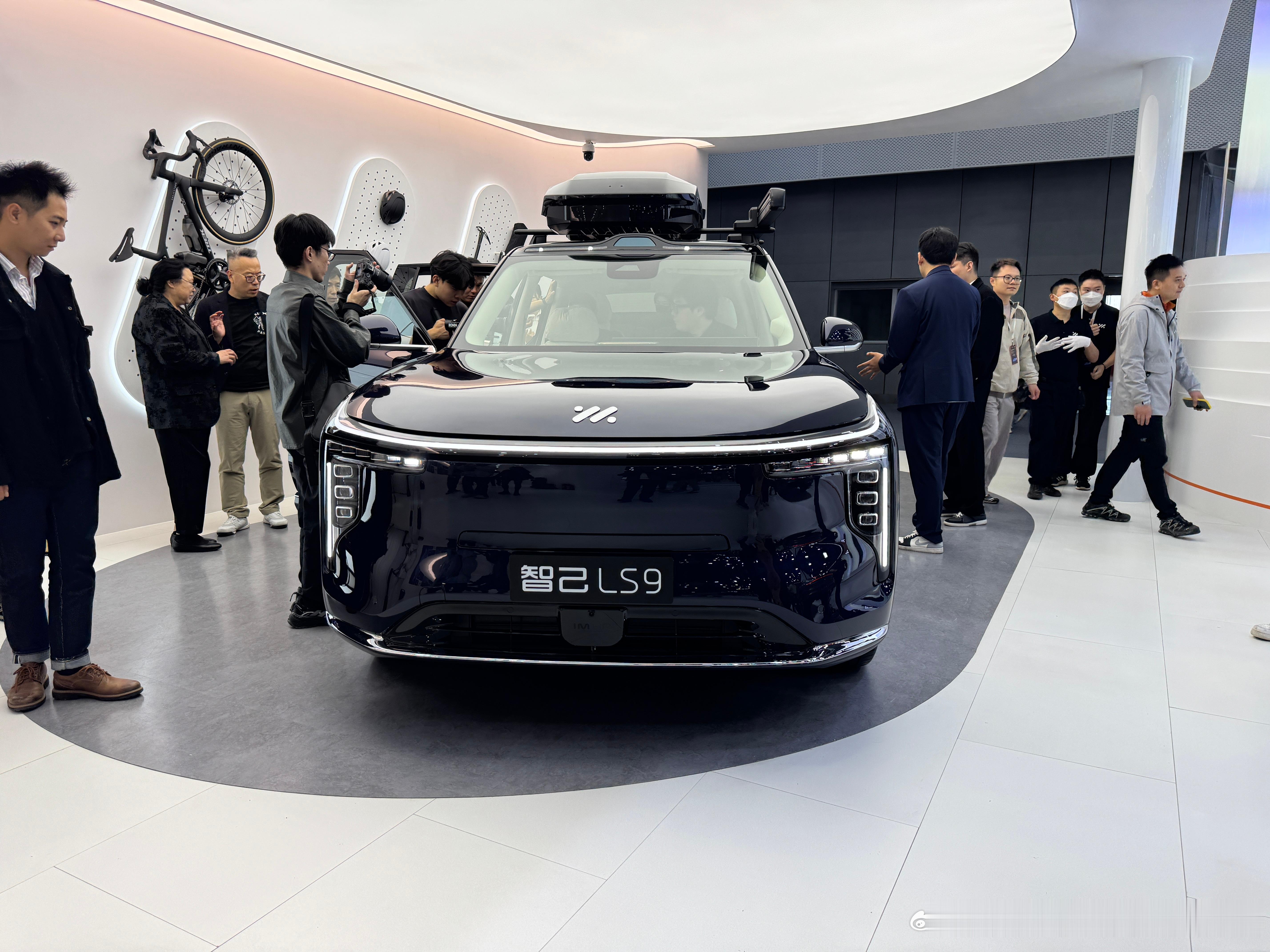 智己LS9个是真的大呀，这个黑色更显气场智己汽车上汽旗舰智己ls9