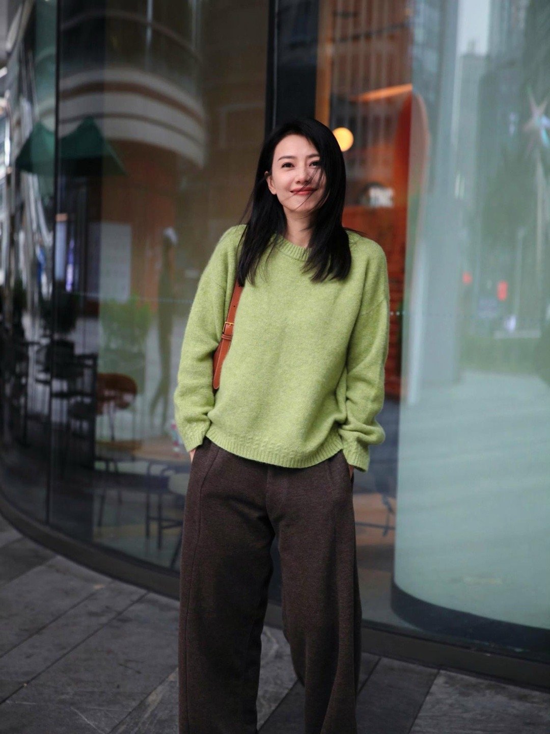 高圆圆素颜便装出行，上演生活中朴实自然的美。 