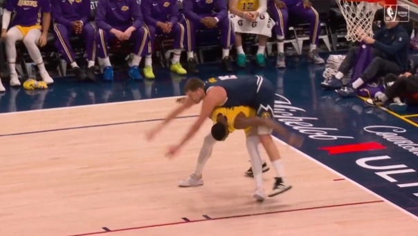 掘金队伤兵满营，防守形同虚设，失误数高达1000次。湖人队即便如此，也未能利用掘